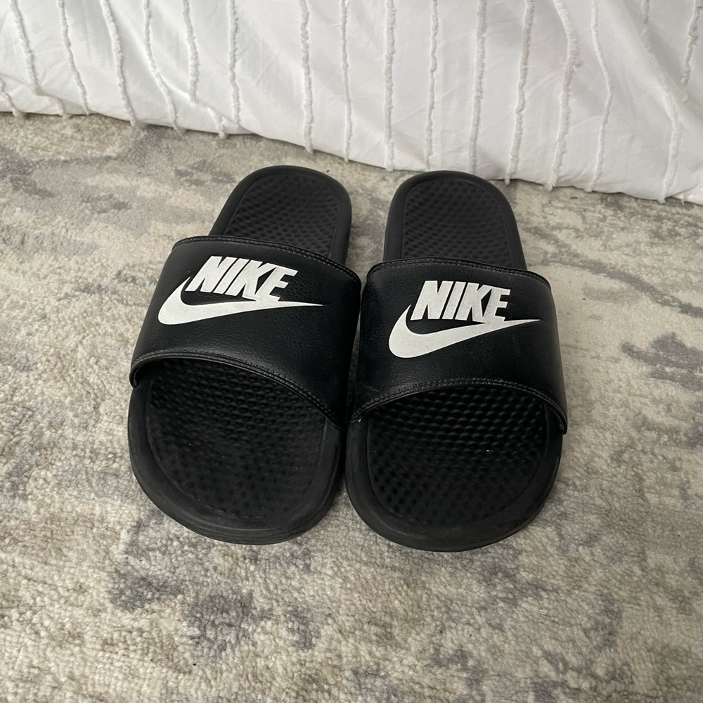 Nike Men’s Black Slides Size 11